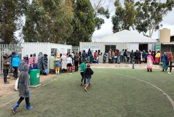 Queing for food relief
